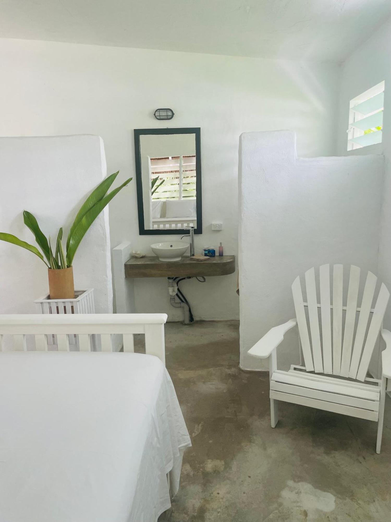 Bed and Breakfast Banana Bay Beach Club Этон Экстерьер фото