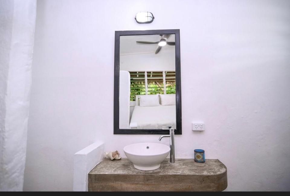 Bed and Breakfast Banana Bay Beach Club Этон Экстерьер фото